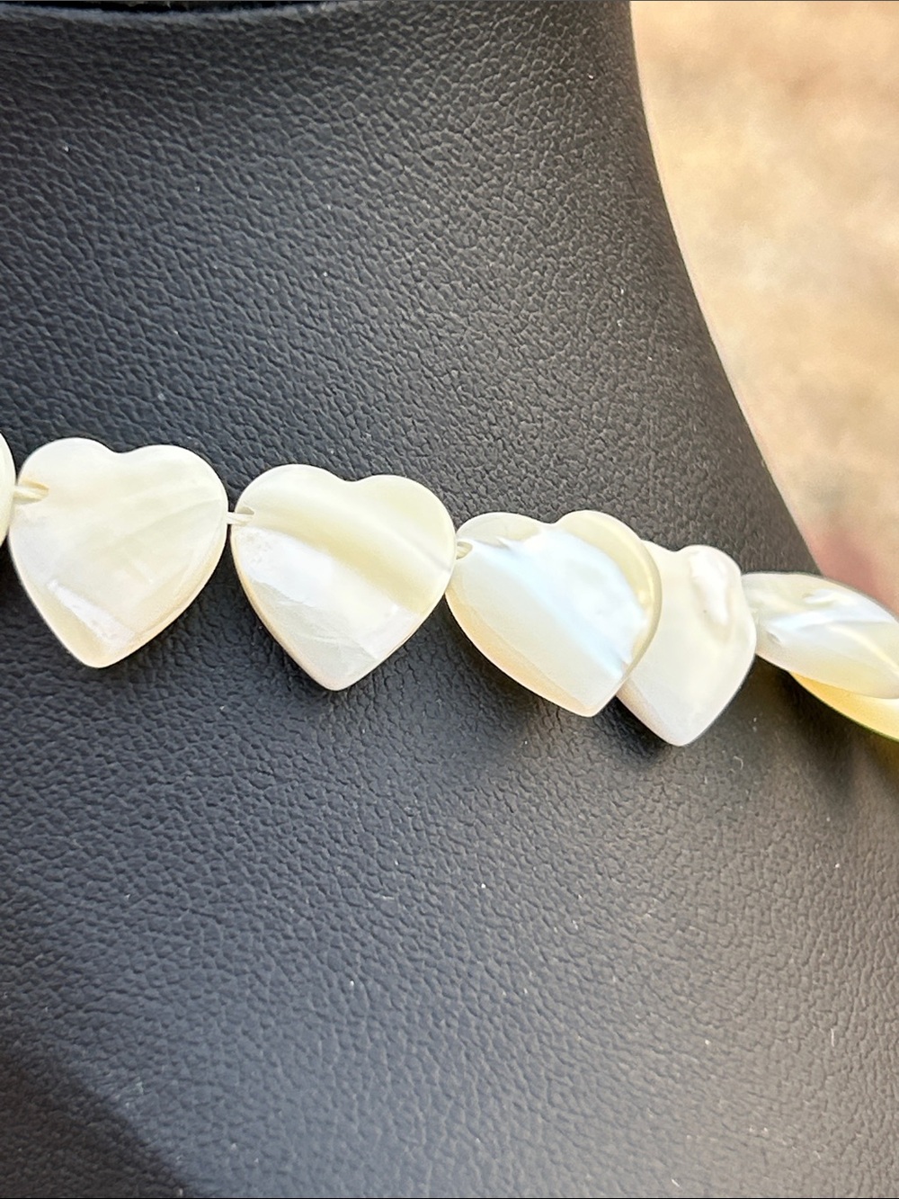 Vintage White Mother-of-Pearl Heart Bead Choker Necklace - Picture 8 of 8